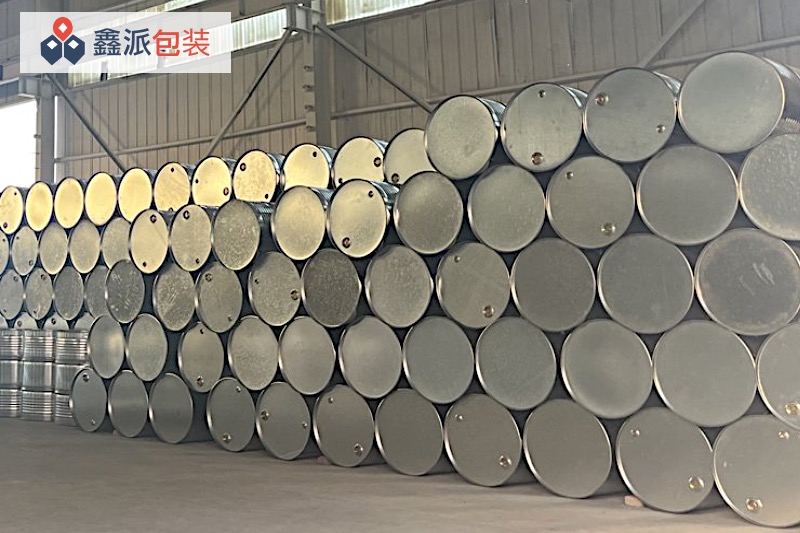 200升闭口镀锌桶厂区仓库一角