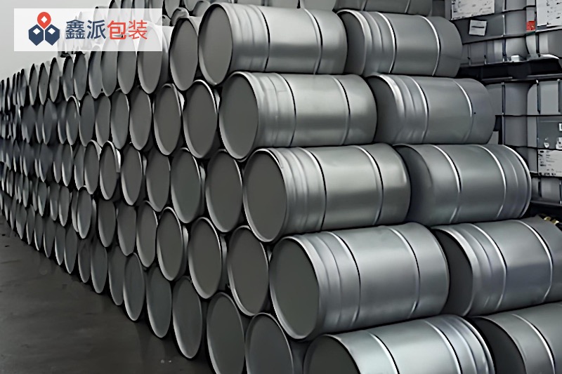 200升闭口镀锌桶厂区仓库一角