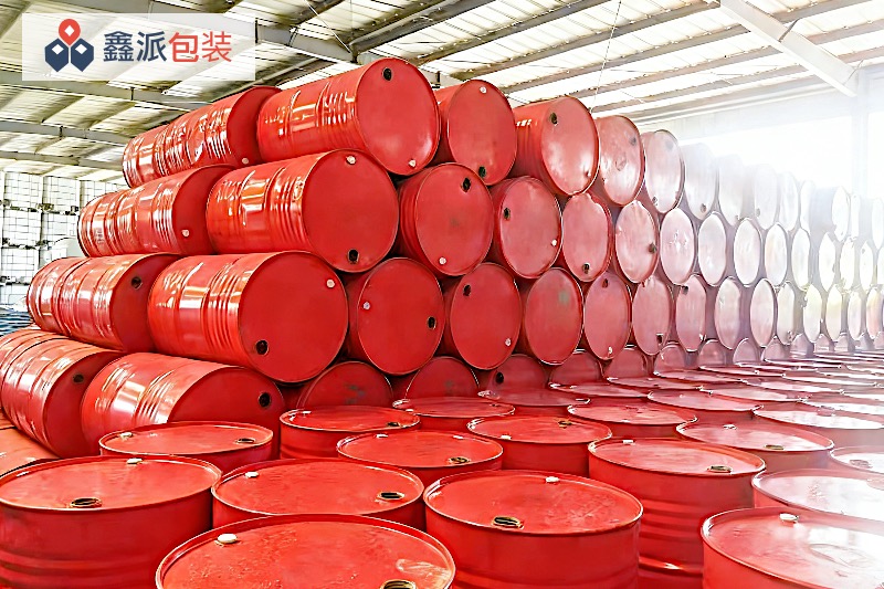 200升闭口大铁桶待出货区