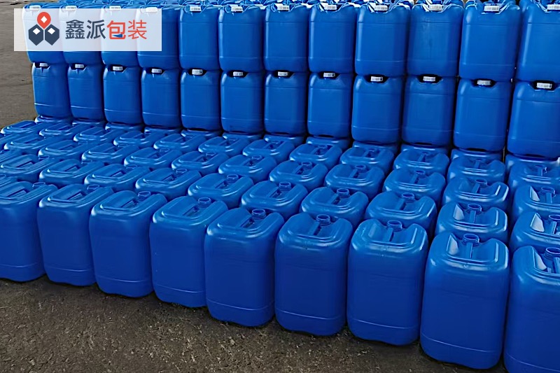 1000升防爆吨桶 塑料桶待出货区